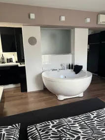 Modern Apartment – Hot Tub, Waterbed & Balcony - Image 2