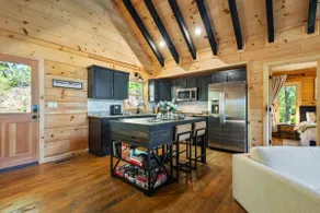 Rayne’s Retreat|King Suites|Hot tub|Lake Access - Image 4