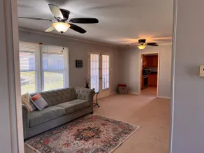 Cozy, country home w convenience - Image 4