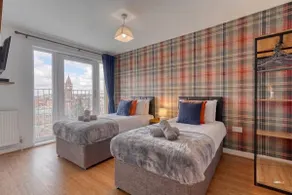 Central 2-Bed Flat • City View & Parking •Sleeps 4 - Image 2