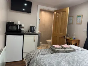 Small Remote Detached Room with Private Entrance - Image 3