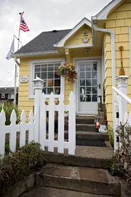 The Gull Cottage- Steps from Downtown & Beach - Image 3