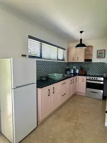 Stylish Cottage on secure estate - Image 4