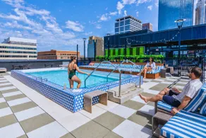 5 Star Luxury Flat: FREE Parking & Rooftop Pool - Image 3