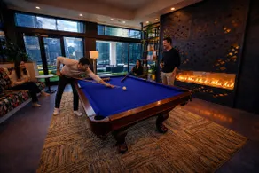 5 Star Luxury Flat: FREE Parking & Rooftop Pool - Image 5