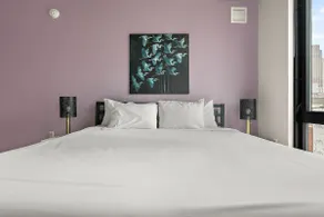 Luxurious Downtown Condo: Rooftop Pool & Lounge - Image 4