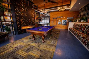 Luxurious Downtown Condo: Rooftop Pool & Lounge - Image 5
