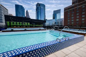 Luxurious Downtown Condo: Rooftop Pool & Lounge - Image 3