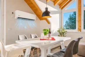 Bright Lake View Apartment with Balcony and Air Conditioning - Image 4