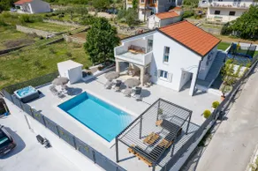 Villa Magnolia I Heated Pool & Hot Tub near Omiš, 10 Guests - Image 2