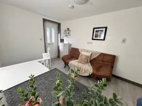 Flat 5 min From Stadium - Image 2