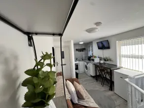 Flat 5 min From Stadium - Image 3