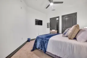 KING Bed| 3TVs| FREE Parking| Fire Pit| 24hrGym - Image 3