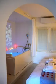 Santorini Escape: Luxury Suite - Image 5