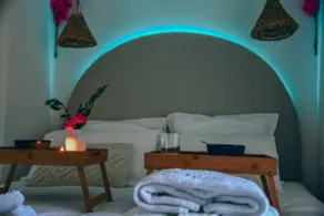 Santorini Escape: Luxury Suite - Image 2