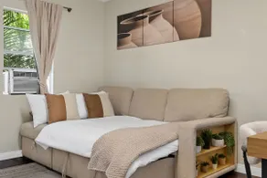 Sleek West Hollywood Getaway - Image 3