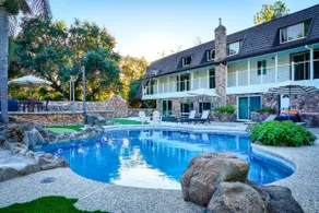 13-Acre Estate, Pool, Pickleball, Sleeps 20+ - Image 2