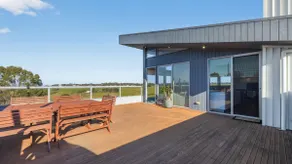 Nautilus - Modern Lakeside Escape - Image 4