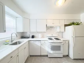 Huge Place Minutes from NYC Parking Available - Image 3