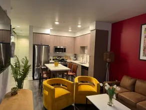 Vibrant modern home in Glendale - Image 4