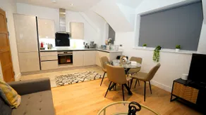 Modern 2-Bedroom Saarb Apartment, Leatherhead - Image 2