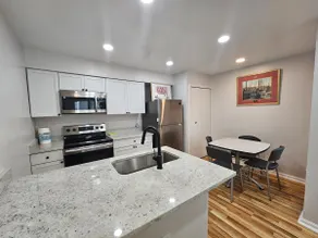 Entire One Bedroom Apartment with Free Parking - Image 4