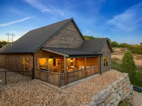 Spacious Lake View Cabin! - Image 5