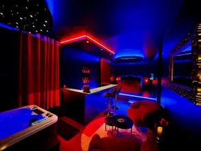 Romantic Suite / Jacuzzi Love Room - Image 4