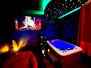 Romantic Suite / Jacuzzi Love Room - Image 2