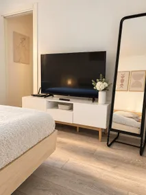 Lakeside Suite | Stylish & Comfortable Getaway! - Image 2
