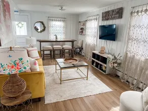 First Beach Bungalow Newly Renovated! - Image 4