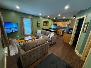 Green Pine Getaway King Bed 2 Bath near Jay Peak! - Image 3