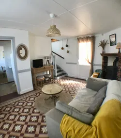 House between beach and forest - Image 2