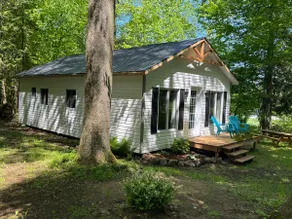 Chalet on a wooded estate - Image 3