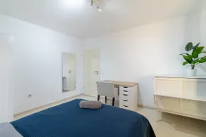 Bright, central 4-room apartment about 90 m² - Image 5