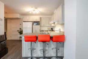 Cozy and Spacious Condo Downtown - Image 4