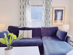Light-filled 3-br on park - Image 2