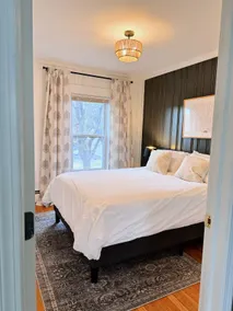 Light-filled 3-br on park - Image 3