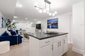 990ft²๏Heart of Georgetown๏99 Walk Score๏Smart TV๏ - Image 4