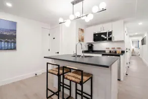 990ft²๏Heart of Georgetown๏99 Walk Score๏Smart TV๏ - Image 2