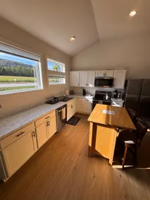 Peaceful home with mountain views - Image 4