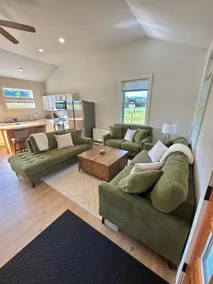 Peaceful home with mountain views - Image 2