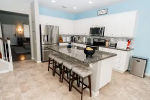 The Ivory House - Spacious Modern Home - Image 2