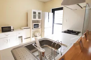 Private space limited to one group. You can cook and do laundry, and long-term stays are also possible. - Image 2