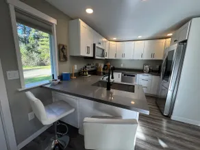 2.5 acres with hot tub, game studio & trails - Image 5