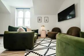 Spacious Penthouse in Knutsford Centre, Parking - Image 4