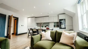 Spacious Penthouse in Knutsford Centre, Parking - Image 2