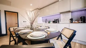 Spacious Penthouse in Knutsford Centre, Parking - Image 5