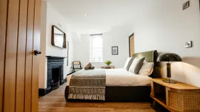Spacious Penthouse in Knutsford Centre, Parking - Image 3