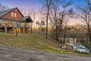 Partin Riverfront Cabin•HotTub•Pool Table •Karaoke - Image 4